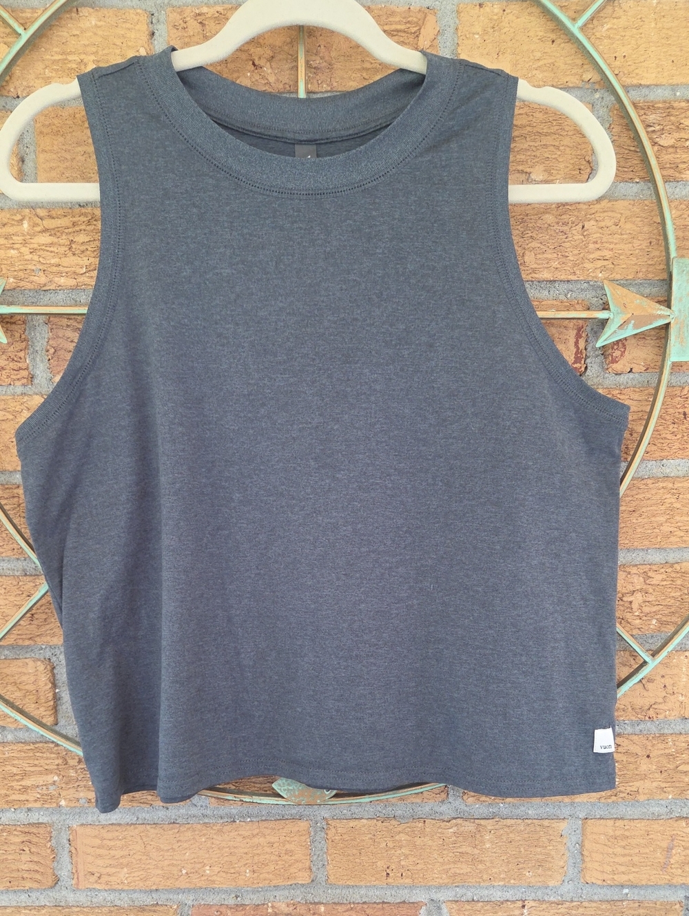 Vuori Gray Energy Muscle Crop Tank Top Size Large